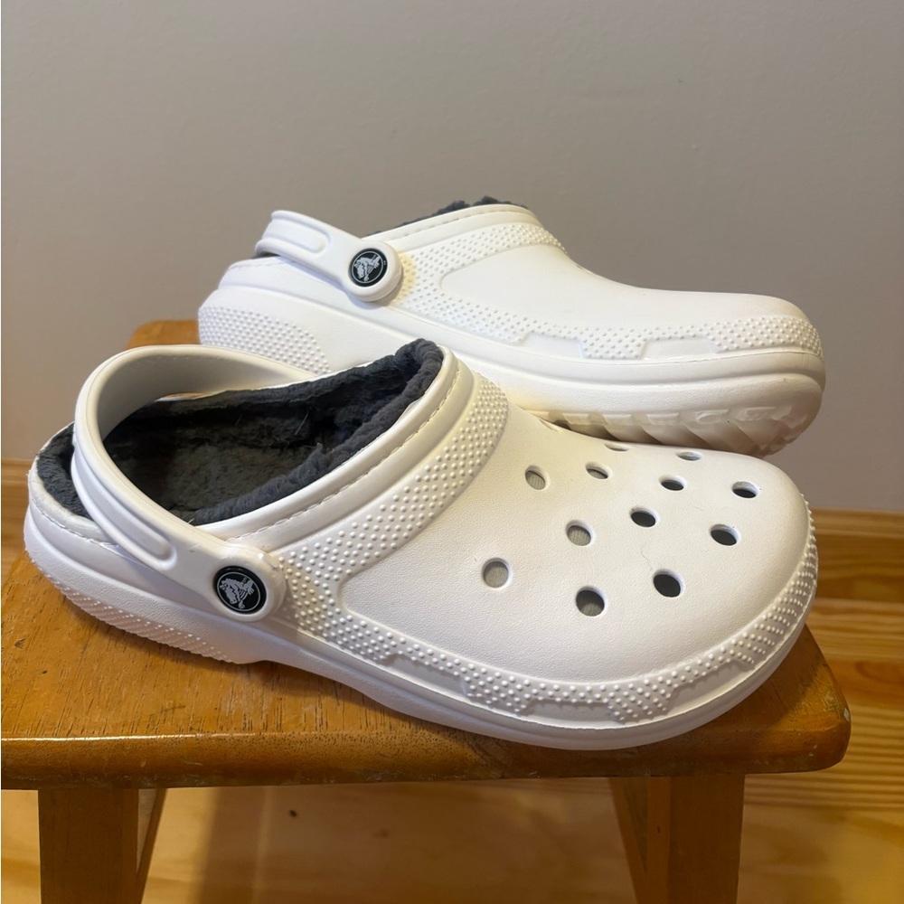 Women’s size 8 Crocs with grey fur lining.